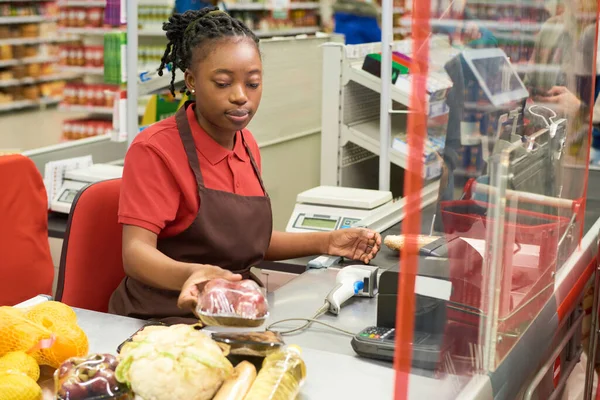 Asistente Tienda Afroamericana Escaneando Productos Alimenticios Frescos Envasados Poniéndolos Otro — Foto de Stock