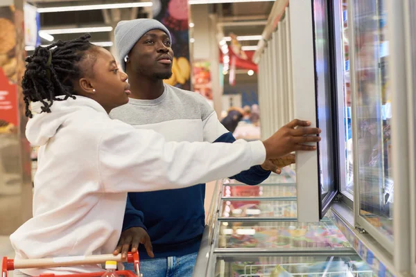 Joven Pareja Afroamericana Ropa Casual Eligiendo Productos Alimenticios Congelados Mientras — Foto de Stock