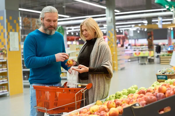Idős Pár Friss Érett Almát Választ Szupermarket Élelmiszerosztályán Miközben Ember — Stock Fotó