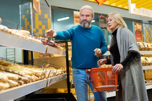 Idős Férfi Felesége Alkalmi Ruhákban Friss Kenyeret Választanak Élelmiszerosztályon Miközben — Stock Fotó