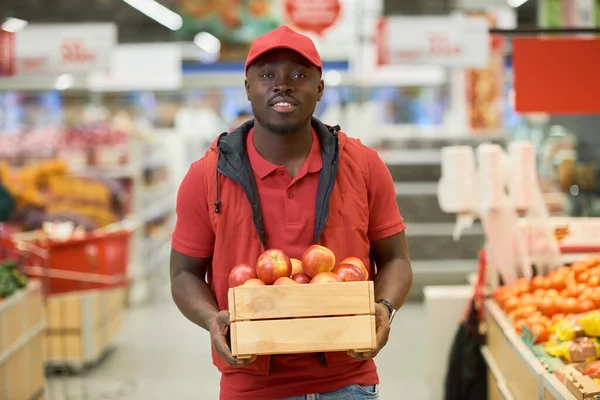 Heureux Jeune Homme Afro Américain Avec Boîte Bois Pommes Fraîches — Photo