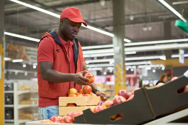 Homme Noir Uniforme Rouge Mettant Des Pommes Fraîches Mûres Boîte — Photo