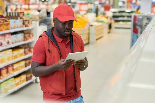 Jovem Trabalhador Sexo Masculino Supermercado Olhando Para Tela Tablet Digital — Fotografia de Stock