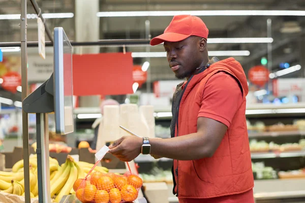 Joven Trabajador Afroamericano Supermercado Que Pesa Mandarinas Mientras Las Pone — Foto de Stock