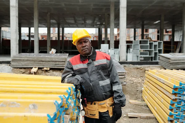 Ernstige Volwassen Zwarte Man Werkkleding Beschermende Helm Kijken Naar Camera — Stockfoto