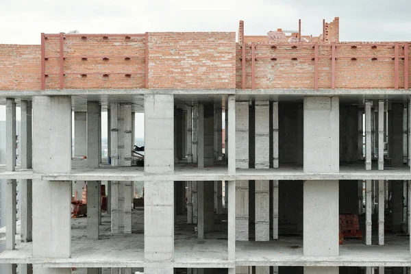 Вид Спереди Недостроенный Современный Блок Квартир Высотных Кондо Построенных Кирпичей — стоковое фото