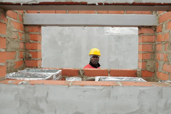 Gammal Afroamerikansk Byggare Skyddshjälm Och Arbetskläder Stående Vid Tegelvägg Med — Stockfoto