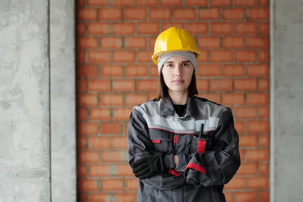 Jonge Serieuze Vrouwelijke Ingenieur Beschermende Helm Werkkleding Kijken Naar Terwijl — Stockfoto
