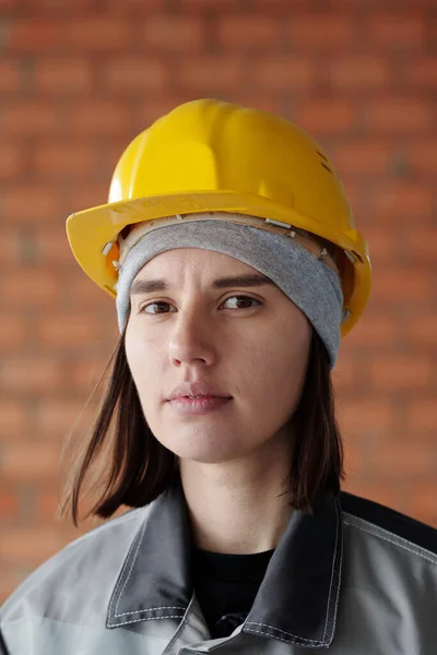 Обличчя Молодої Серйозної Жінки Інженера Захисному Шоломі Дивлячись Камеру Стоячи — стокове фото