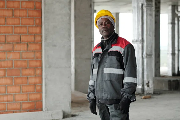 Envejecido Afroamericano Constructor Capataz Uniforme Hardhat Pie Contra Columnas Hormigón — Foto de Stock
