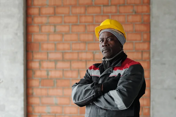Moderne Afro Amerikaanse Mannelijke Werknemer Van Bouwplaats Kijkt Naar Terwijl — Stockfoto