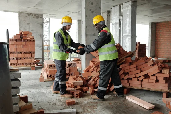 Constructor Experimentado Superficie Aplanamiento Ropa Trabajo Capa Ladrillo Con Martillo Foto de stock 645152700 pressmaster