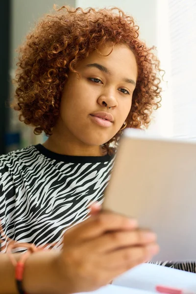 Menina Afro Americana Olhando Através Mesa Line Manual Eletrônico Enquanto — Fotografia de Stock