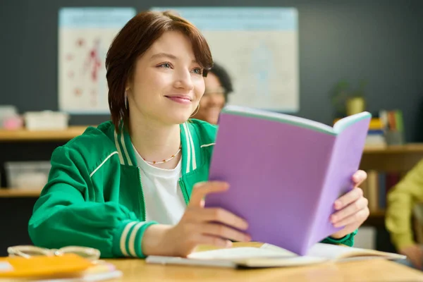Szczęśliwa Nastolatka Stroju Casualwear Patrząc Nauczyciela Słuchając Wyjaśnienia Nowego Tematu — Zdjęcie stockowe