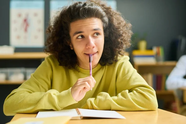 Sprytny Nastolatek Stroju Casualwear Patrząc Nauczyciela Wyjaśniającego Nowy Przedmiot Tablicą — Zdjęcie stockowe