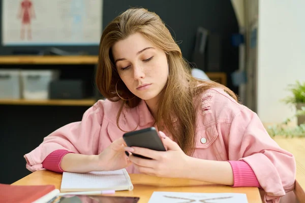 Teenage Női Hallgató Nézi Okostelefon Képernyőn Miközben Keres Információkat Amelyek — Stock Fotó