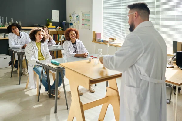 Kimya Öğretmeni Masada Durup Kimyasal Maddeleri Karıştırırken Derste Bir Grup — Stok fotoğraf