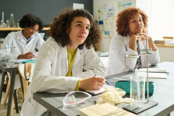 Bir Grup Zeki Kültürler Arası Lise Öğrencisi Kimya Dersinde Masa — Stok fotoğraf