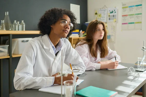 Zeki Genç Öğrenci Kimya Dersinde Masalarının Başında Oturmuş Frakir Hocaya — Stok fotoğraf