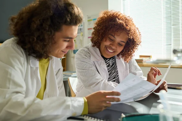 Teenage Guy Labcoat Showing Paper Test Tasks African American Female — Stock Photo, Image