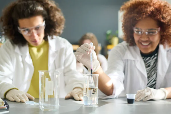 Teenager Studentin Handschuhen Brille Und Laborkittel Lässt Chemieunterricht Schwarze Flüssigkeit — Stockfoto