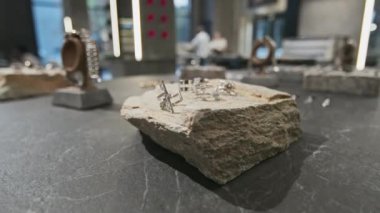 Mağazadaki değerli gümüş mücevherleri tezgahın üstündeki kayaya asmak.