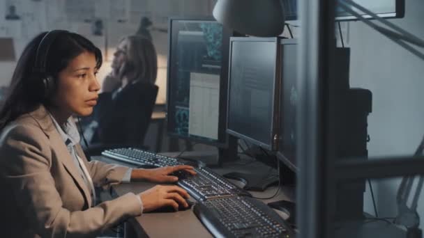ヘッドセットを身に着けている女性ヒスパニックFbi捜査官の中側のビュー コンピュータを使用して 昼間にオフィスの机に座って — ストック動画