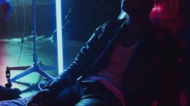 Tanınmayacak haldeki genç zenciye damlatan kırmızı ışıklı telli adam, yukarıdan bakan adam.