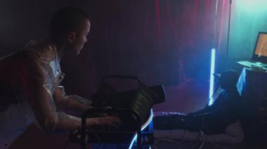 Kafkasyalı, kafası tıraşlı, şeffaf su geçirmez ceketli, duvarlarında plastik film ve neon ışıklarla saklanan, taşınabilir bilgisayar kodlu siber punk kızı.