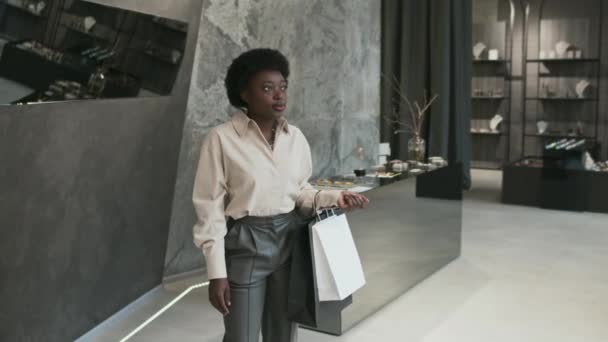 Portrait Moyen Long Femme Noire Heureuse Dans Des Vêtements Modernes — Video