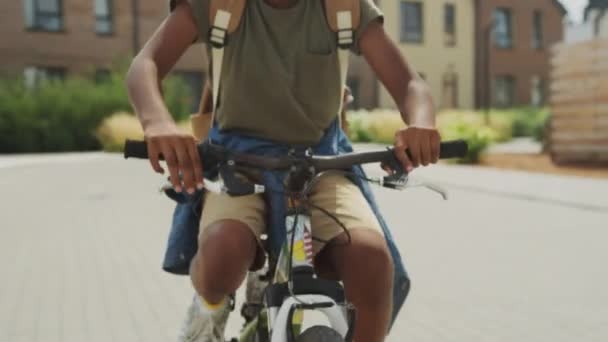 Средний Наклон Снимка Двух Кавказских Афро Американских Мальчиков Катающихся Велосипедах — стоковое видео