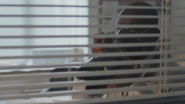 에이전트의 블라인드와 체스트 사무실에서 커버에서 프로페셔널 카메라에 사진을 — 비디오
