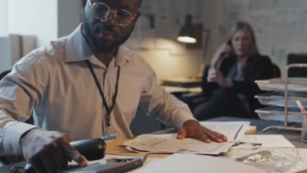 Inclinar Jovem Agente Afro Americano Óculos Camisa Formal Sentado Mesa — Vídeo de Stock