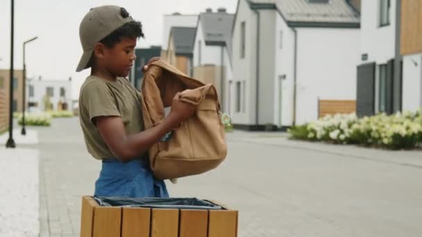 Средний Снимок Счастливого Афроамериканского Мальчика Стоящего Улице Бросающего Учебники Тетради — стоковое видео