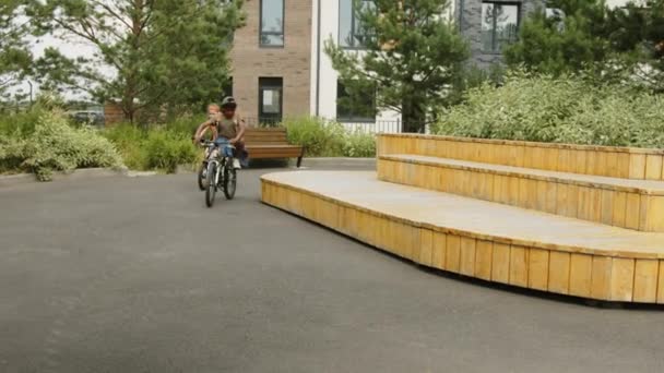 Ampla Foto Duas Crianças Andando Bicicleta Beco Complexo Residencial Saindo — Vídeo de Stock