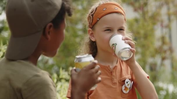 Medium Närbild Bild Unga Kaukasiska Barn Dricka Lemonad Från Burk — Stockvideo
