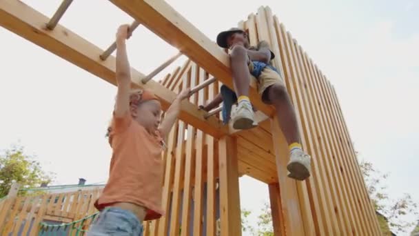 Полный Снимок Маленьких Детей Играющих Открытой Площадке Пасмурный Летний День — стоковое видео