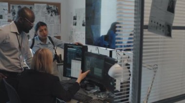 Üç farklı dedektifin gündüzleri masa başında oturup, toplantı yapıp, konuşup, bilgisayar kullanmasının orta derece ağır çekimde görüntüsü.