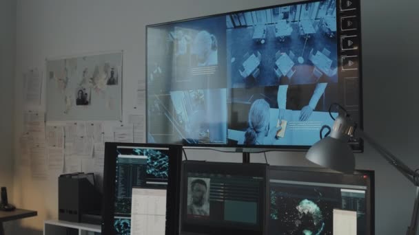 警察侦探办公室电脑屏幕上白天的讯问室 — 图库视频影像