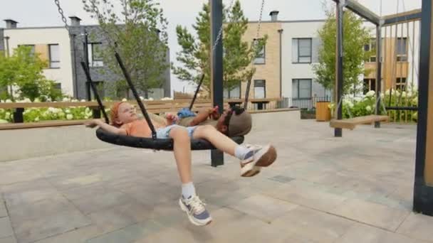 Filmagem Completa Duas Crianças Diversas Roupas Casuais Relaxando Livre Verão — Vídeo de Stock