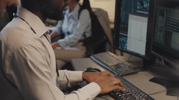 Вид Сбоку Молодого Чернокожего Человека Помощью Компьютера Поиск Криминальной Базы — стоковое видео
