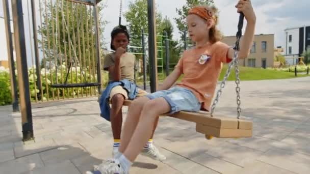 Volledig Schot Van Twee Verschillende Jonge Kinderen Plezier Hebben Swing — Stockvideo