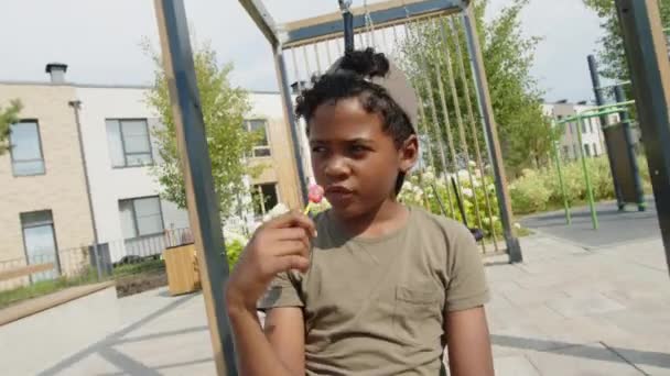 Tiro Medio Niño Afroamericano Años Vestido Con Camiseta Gorra Béisbol — Vídeos de Stock