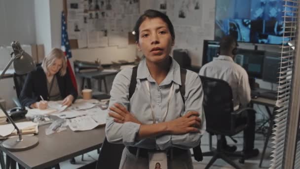 Portrait Moyen Jeune Détective Hispanique Chemise Formelle Croisant Les Bras — Video