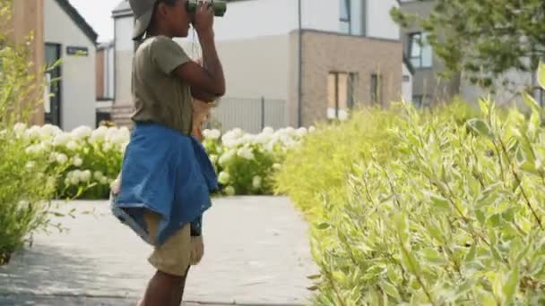Полный Снимок Двух Разнообразных Подростков Играющих Свежем Воздухе Окрестностях Время — стоковое видео