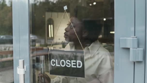 아프리카 미국인 매니저가 유리문을 바꾸는 모습을 — 비디오
