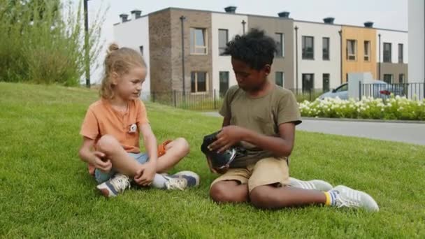 Полный Снимок Разнообразных Маленьких Детей Сидящих Газоне Травы Богатом Жилом — стоковое видео