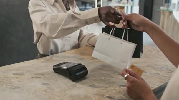 Midsection Vendeur Donnant Des Sacs Provisions Noir Blanc Avec Des — Video