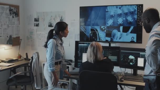 Gündüz Vakti Ofiste Çalışan Farklı Etnik Gruptan Özel Ajanın Dijital — Stok video