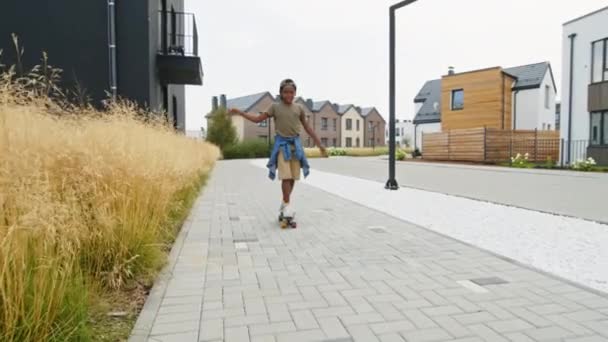 Полный Снимок Счастливого Афроамериканского Ребенка Повседневной Одежде Катающегося Скейтборде Тротуару — стоковое видео